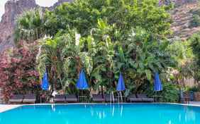 Der schöne Pool lädt zum entspannen ein